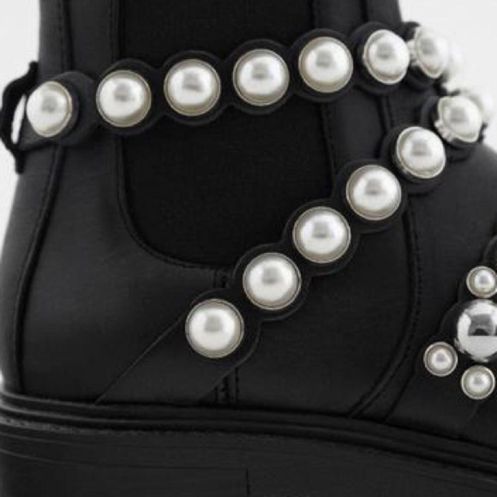 NWT. Zara Low Heel Ankle Boots. Size 8. - Picture 6 of 7